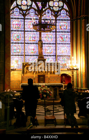 Menschen beten in der Kirche, Rückansicht Stockfoto