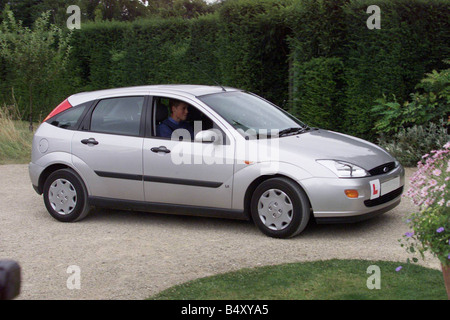 Prinz William in Highgrove während der Fahrstunde Juli 1999 in einen Ford Focus nach einer Fahrstunde auf Highgrove Estate Gloucestershire mit Polizei Fahrlehrer Chris Gilbert Stockfoto