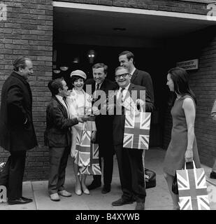 Ronnie Barker mit David Frost April 1967 David Frost kehrt zurück vom siegreichen Montreux-Festival mit Trophäe im Bild Ronnie Corbett Sheila Steafel John Cleese und Julia Felix Stockfoto