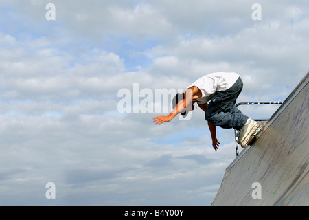 Junger Mann auf Rampe Skateboard Stockfoto