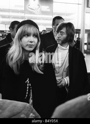 John Lennon am Flughafen Heathrow aus nach Indien steht an der Spitze der Warteschlange Februar 1968 mit dem Rest von The Beatles George Harrison s Frau Patti Boyd Stockfoto