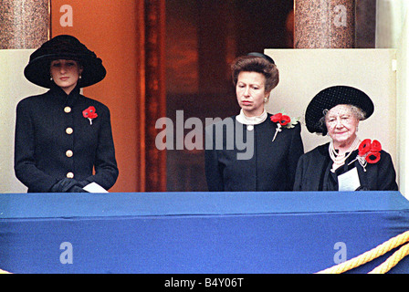 Prinzessin Diana Nov. 1992 und Prinzessin Anne mit Königinmutter auf Balkon während Remembrance Sunday Stockfoto