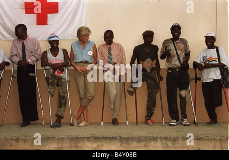 Prinzessin Diana besucht Landminenopfer im orthopädischen Zentrum in Ruanda Angola Krieg Konflikt Angola Bürgerkrieg Amputierte Krücken Royalty Prinzessin Diana Princess of Wales Charity Januar 1997 der 1990er Jahre Stockfoto