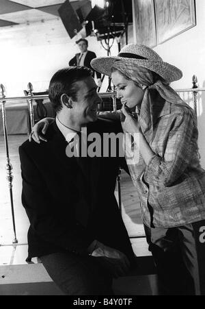 Thunderball James Bond Film 7. März 1965 Sean Connery und Luciana Paoluzzi am Set von James Bond 007-film Feuerball zwischen nimmt Stockfoto