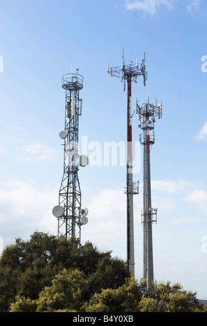Drei Telekommunikation Antennen vor einem strahlend blauen Himmel Stockfoto