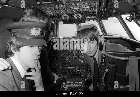 Pop-Gruppe The Beatles Juli 1964 John Lennon Paul McCartney George Harrison Ringo Starr die Beatles in Liverpool im Cockpit an Bord von Flugzeugen Stockfoto