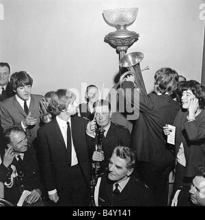 Pop Gruppe Beatles Juli 1964 John Lennon Paul McCartney George Harrison Ringo Starr die Beatles in Liverpool für die nördlichen Premiere von einem anstrengenden Tag s Nacht Stockfoto