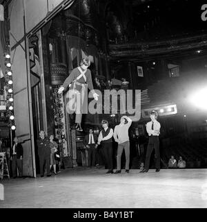 Pop-Gruppe The Beatles Juli 1964 Paul McCartney Ringo Starr John Lennon George Harrison Beatles Proben ihrer fliegenden Ballett-Routine für die Nacht mit 100 Sternen zeigen im Palladium Stockfoto