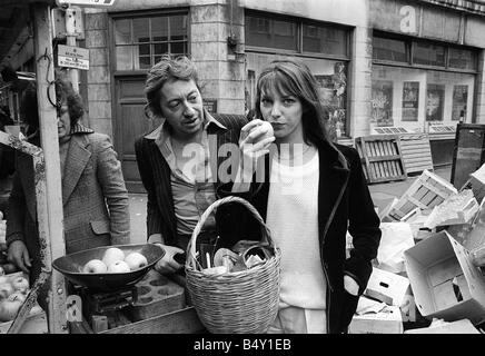 Jane Birkin und Serge Gainsbourg April 1977 in London angekommen und ging einkaufen in Berwick Street Market hier sind für die Eröffnung ihres neuen Films JE T AIME MOI NON PLUS in der klassischen Moulin Mitte genannt Stockfoto