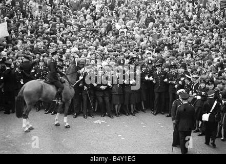 Pop-Gruppe The Beatles Juli 1964 John Lennon Paul McCartney Ringo Starr George Harrison Massen von Fans außerhalb der ABC-Theater wie die Beatles kommen Stockfoto