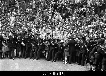 Pop-Gruppe The Beatles Juli 1964 John Lennon Paul McCartney Ringo Starr George Harrison Massen von Fans außerhalb der ABC-Theater wie die Beatles kommen Stockfoto