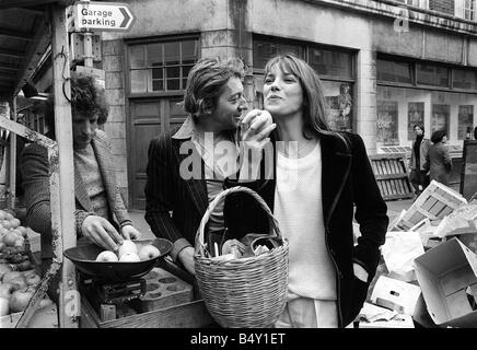 Jane Birkin und Serge Gainsbourg April 1977 in London angekommen und ging einkaufen in Berwick Street Market hier sind für die Eröffnung ihres neuen Films JE T AIME MOI NON PLUS in der klassischen Moulin Mitte genannt Stockfoto