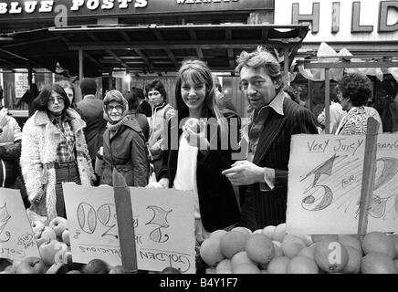 Jane Birkin und Serge Gainsbourg April 1977 in London angekommen und ging einkaufen in Berwick Street Market hier sind für die Eröffnung ihres neuen Films JE T AIME MOI NON PLUS in der klassischen Moulin Mitte genannt Stockfoto