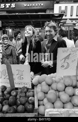 Jane Birkin und Serge Gainsbourg April 1977 in London angekommen und ging einkaufen in Berwick Street Market hier sind für die Eröffnung ihres neuen Films JE T AIME MOI NON PLUS in der klassischen Moulin Mitte genannt Stockfoto