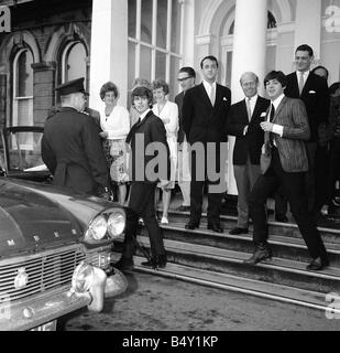 Pop-Gruppe The Beatles Juli 1964 John Lennon Paul McCartney Ringo Starr George Harrison Beatles verlassen Imperial Blackpool für das BC-Theater Stockfoto