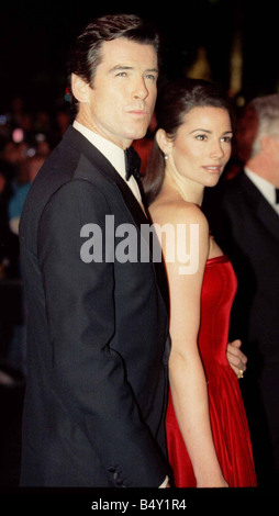 Pierce Brosnan Star des Films kommt für die Royal Premiere der neuesten James Bond-Film GoldenEye mit seiner Freundin Keely Shay Smith November 21 Darsteller Pierce Brosnan als Bond zugunsten der Prinz s Vertrauen Nächstenliebe war premiere Stockfoto