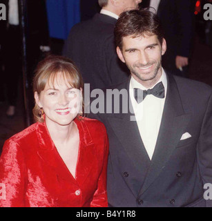 Damon Hill kommt für die Royal Premiere des neuesten James-Bond-Film GoldenEye mit seiner Frau Georgie November 21 Darsteller Pierce Brosnan als Bond zugunsten der Prinz s Vertrauen Nächstenliebe war premiere Stockfoto