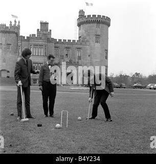 Pop-Gruppe The Beatles März 1964 John Lennon Paul McCartney Ringo Starr George Harrison die Beatles in Irland John Lennon und George Harrison spielen Krocket auf dem Gelände des Dromoland Castle Stockfoto