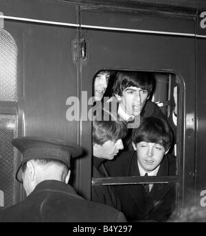 Pop-Gruppe The Beatles März 1964 John Lennon Paul McCartney Ringo Starr George Harrison Beatles vor Ort für A Hard Day s Nacht aussehende Throgh Fenster des Zuges Stockfoto