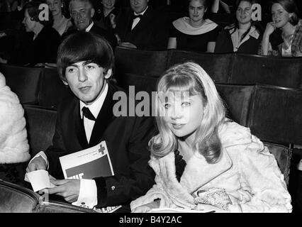 Pop-Gruppe The Beatles März 1964 George Harrison und Hayley Mills in der Regal Kino Henley on Thames, wenn sie ein ein Mitternacht besuchte Matinee der Charade zugunsten Charity Stockfoto