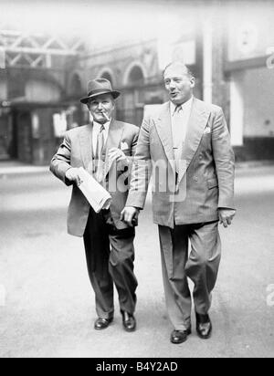 Henker Albert Pierrepoint gesehen hier links an der Euston Station reisen mit dem Zug nach Hause, nachdem die Ausführung von Ruth Ellis He von Chefinspektor Robert Fabian Kriminalität Henker Todesstrafe Transport Zug Station Passagier Juli 1955 begleitet ist der 1950er Jahre Stockfoto