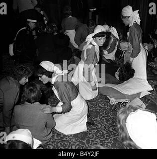 Pop-Gruppe The Beatles November 1963 John Lennon Paul McCartney Ringo Starr George Harrison die Beatles in East Ham Krankenschwestern auf der Suche nach Fans Stockfoto