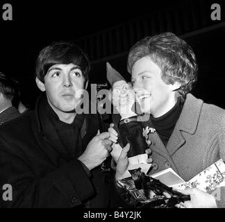 Pop-Gruppe The Beatles November 1963 John Lennon Paul McCartney Ringo Starr George Harrison die Beatles in East Ham Paul McCartney mit einem Ventilator Stockfoto