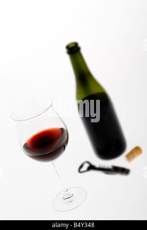 Flasche und Glas Rotwein Stockfoto