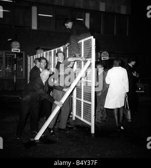 Die Beatles-Pop-Gruppe September 1964 Barrieren gehen auf die Ankunft der Beatles am Flughafen Stockfoto