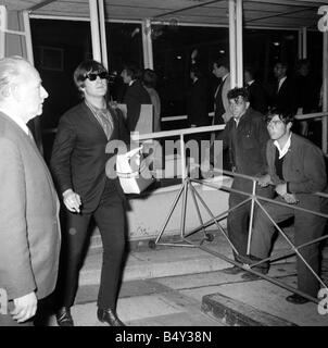 Die Beatles-Pop-Gruppe September 1964-John Lennon am Flughafen Stockfoto