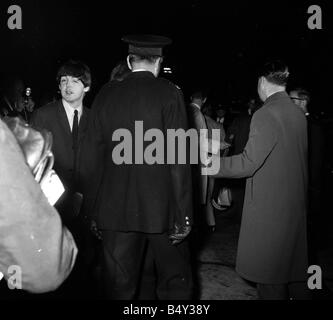 Die Beatles-Pop-Gruppe September 1964 Paul McCartney George Harrison John Lennon und Ringo Starr am Flughafen Stockfoto