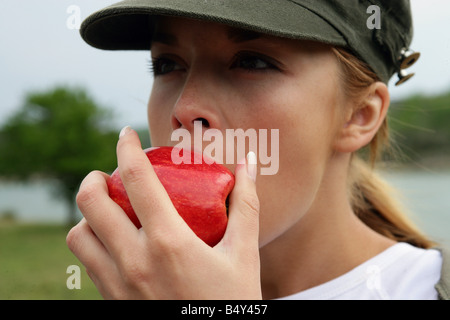 junge Frau, die einen Apfel essen Stockfoto