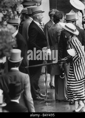 Prinzessin Diana stochert alten Freund Major Hugh Lindsay ehemalige Stallmeister der Königin mit einem Regenschirm, seine Aufmerksamkeit in Royal Ascot Stockfoto