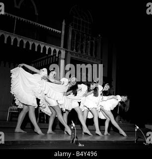 Premiere für neue musikalische Passion Flower Hotel im Prince Of Wales Theatre in London s Westend 24. August 1965 Sterne unser Bild zeigt auf der Bühne Durchführung von Karin Fernald Francesca Annis Jane Birkin Pauline Collins und Jean Muir A Mirrorpix Bild Stockfoto