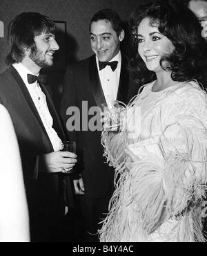 Beatles-Dateien 1968 Ringo Starr mit Mike Todd Junior und Elizabeth Taylor bei einer privaten Vorführung von auf der ganzen Welt in achtzig Tagen im Coliseum Theatre 23 03 68 Stockfoto