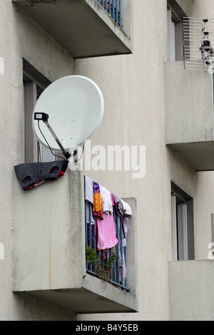 Parabolantenne und Wäsche auf Balkon Stockfoto