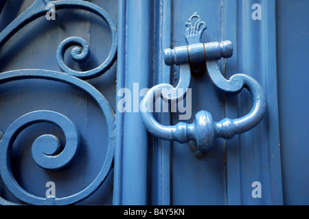 Türklopfer an blaue Tür, Nahaufnahme Stockfoto