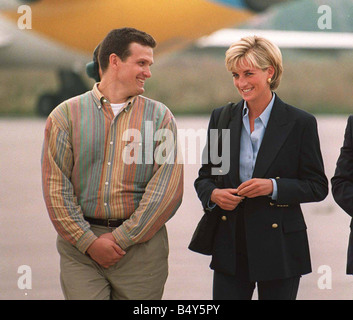 Prinzessin Diana ist erfüllt von Ken Rutherford Bosnia August 1997 Sarajaevo Flughafen Prinzessin Diana Princess of Wales lächelt, als sie am Sarajevo Flughafen ankommt, denn ihr Besuch in Bosnien und Herzegowina wurde sie von Ken Rutherford co-Founder von Landminen Survivors Network verlor beide Beine auf eine Landmine in Somalia 1992 Diana begrüßt in Bosnien und Herzegowina bis Sonntag Stockfoto