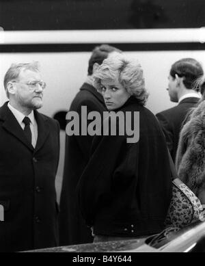 Prinzessin Diana am Flughafen Zürich März 1988 warten zu lassen, nachdem ihr Freund Major Lindsay bei Avalanche-Ski-Unfall während eines Urlaubs in Klosters Schweiz ums Leben kam Stockfoto