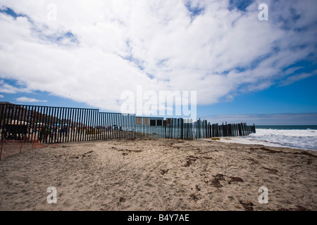 Ein Blick auf die internationale Grenze zwischen den Vereinigten Staaten und Mexiko, von der US-Seite des Strandes. Stockfoto