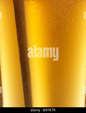 ZWEI BIERGLÄSER HAUTNAH Stockfoto