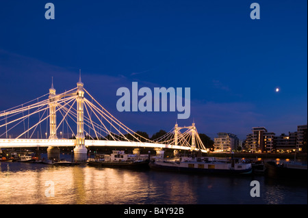 Beleuchtete Albert Brücke aus Chelsea Embankment bei Nacht London Vereinigtes Königreich Stockfoto