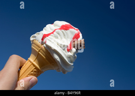 Eiscreme-Kegel vor blauem Himmel Stockfoto