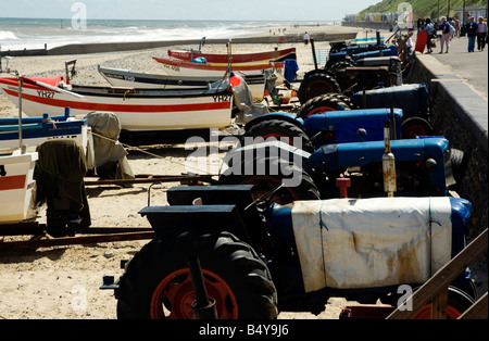 Traktoren benutzt Fischerboote zum und vom Meer am Strand zu nehmen bei Cromer Stockfoto