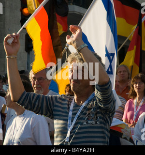 Israel Jerusalem Stadt Zentrum traditionelle jährliche Jerusalem Parade Deutsch Gruppe Mann winkt mit deutschen und israelischen Flagge Stockfoto