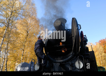 Lokomotive Tank Motor Dampfeisenbahn - offene Rauchkammer mit Feuer im Inneren Stockfoto