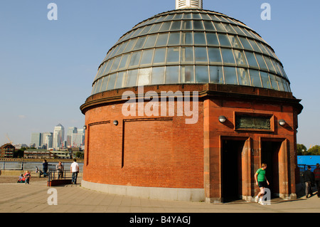 Runde rote Ziegel terminal gekrönt durch die gläserne Kuppel des The Greenwich Foot Tunnel London Stockfoto