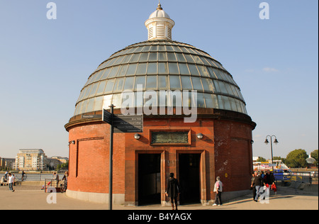 Runde rote Ziegel terminal gekrönt durch die gläserne Kuppel des The Greenwich Foot Tunnel London Stockfoto