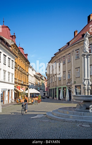 Blick über Stari Trg quadratisch mit der Herkules-Brunnen in der alten Stadt von Lubljana Stadt die Hauptstadt von Slowenien Stockfoto