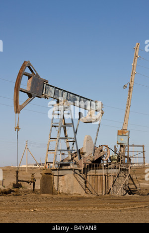 nickend Esel Öl Derrick in Turkmenistan Wüste Stockfoto